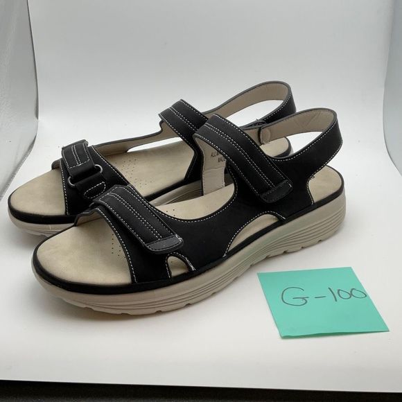 CUSHIONAIRE Women's comfort footbed outdoor sandal with adjustable strap SIZE 9. - Picture 2 of 6